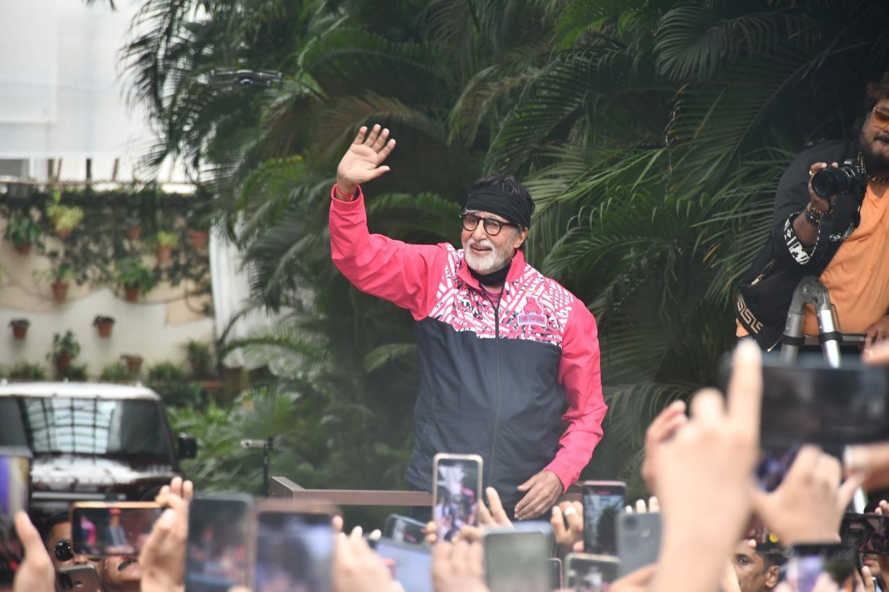 Amitabh Bachchan too fulfilled his Sunday ritual by coming out at his balcony and waving and greeting fans.